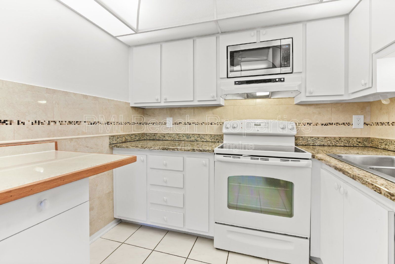 Welcome to this meticulously cared for 2 bedroom/2bath in the Laurels community. property image