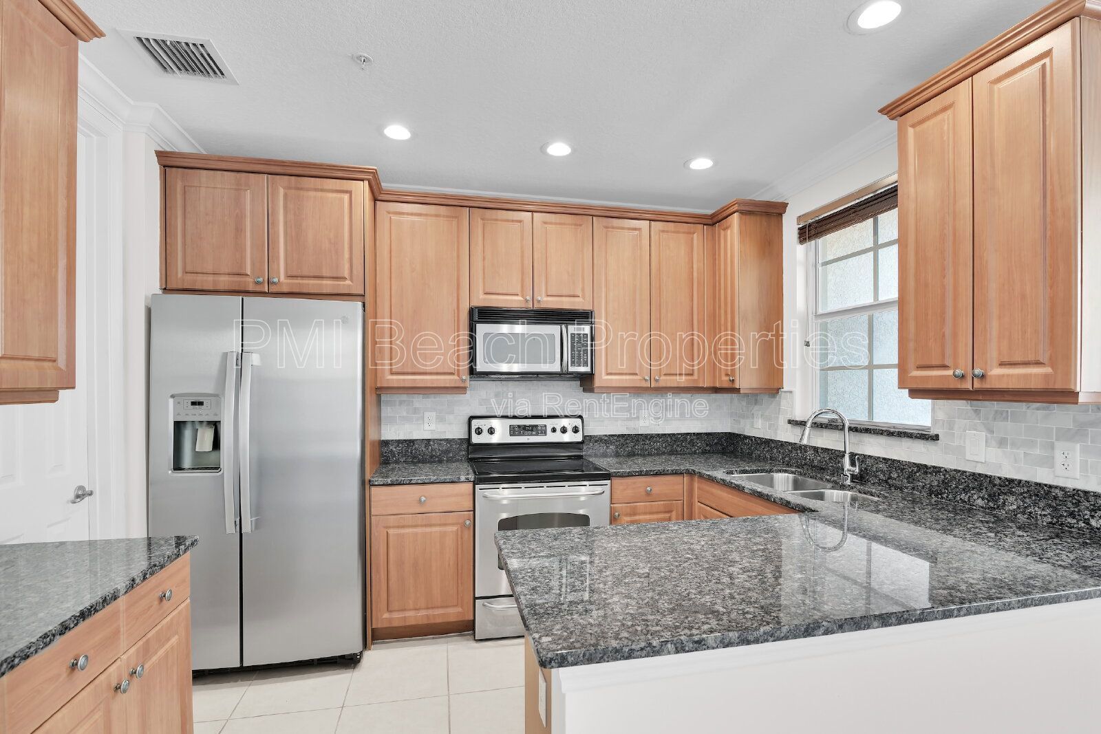 Beautiful 3 BR, 3.5 BA luxury townhome property image