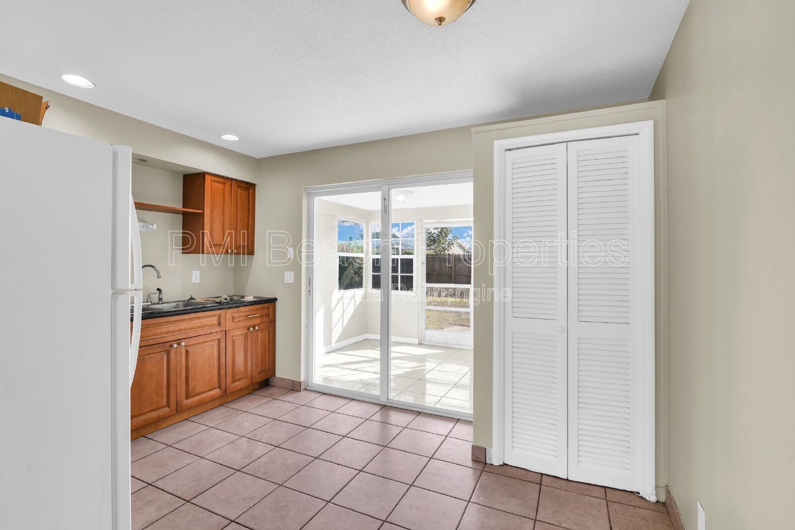 Conveniently located 2 bed/ 1 bath with Back Yard property image