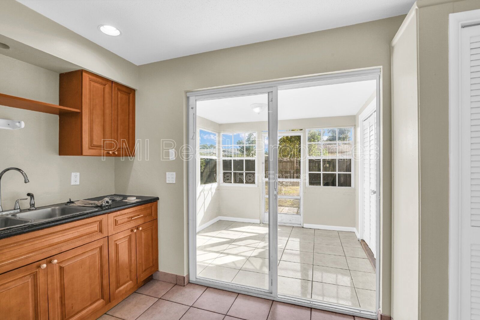 Conveniently located 2 bed/ 1 bath with Back Yard property image