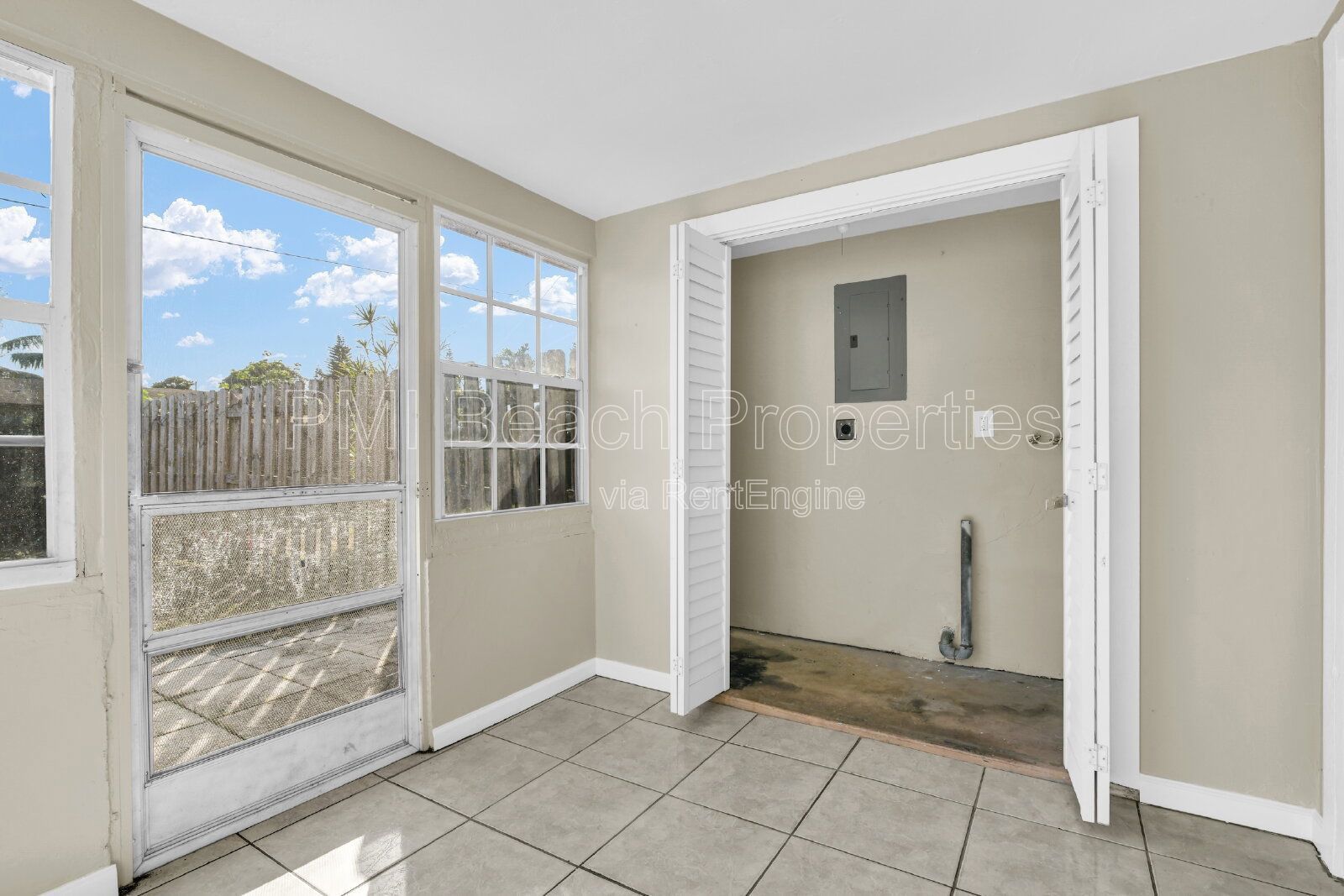 Conveniently located 2 bed/ 1 bath with Back Yard property image