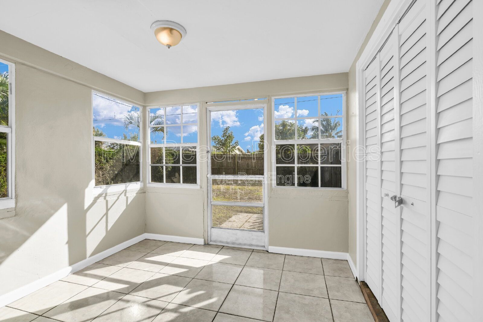 Conveniently located 2 bed/ 1 bath with Back Yard property image