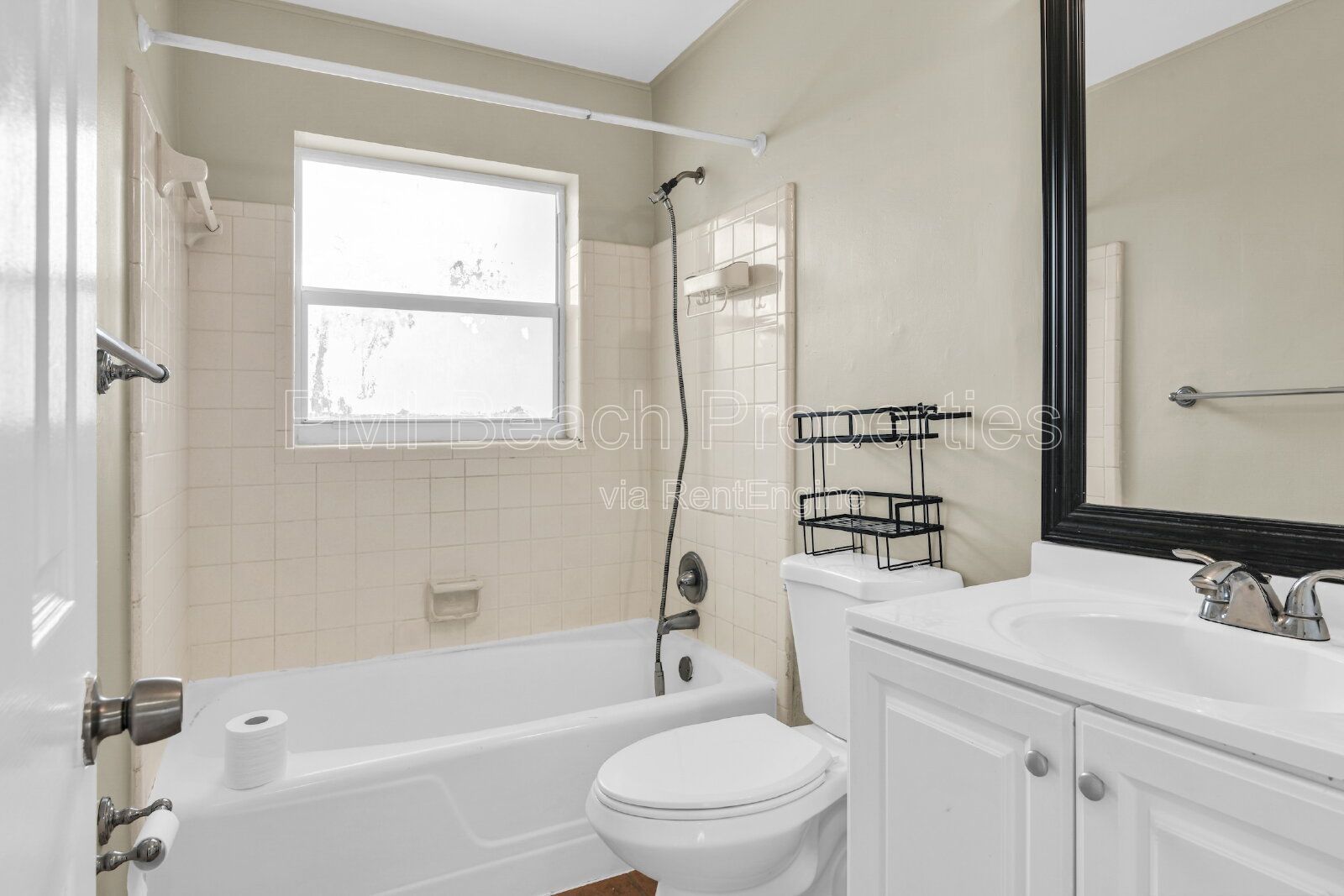 Conveniently located 2 bed/ 1 bath with Back Yard property image