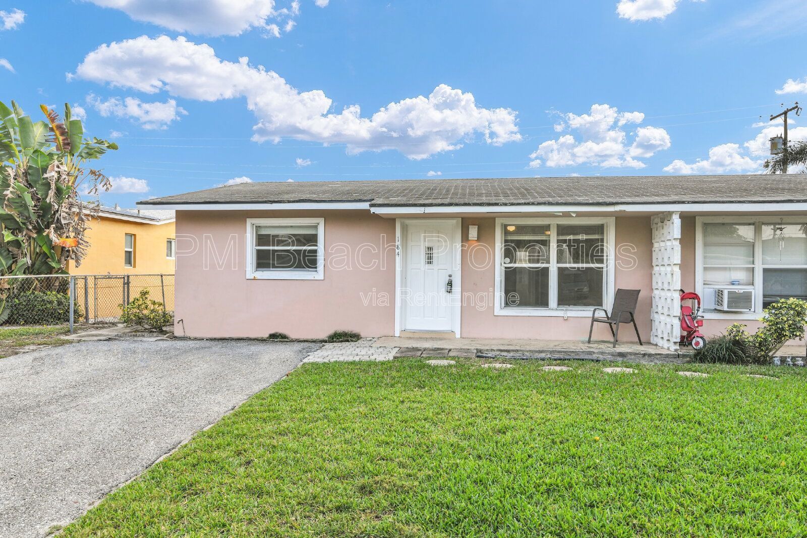 Conveniently located 2 bed/ 1 bath with Back Yard property image