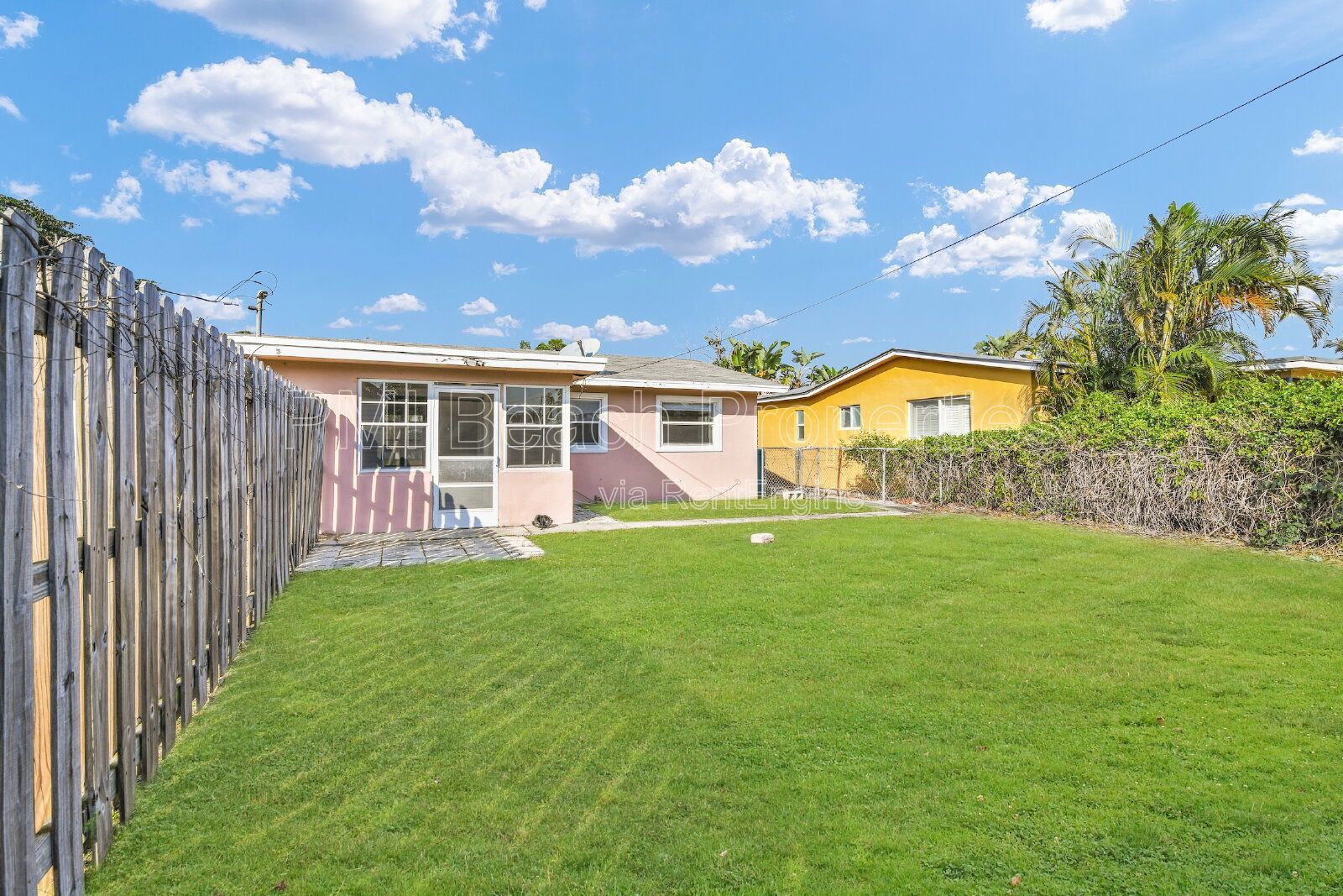 Conveniently located 2 bed/ 1 bath with Back Yard property image