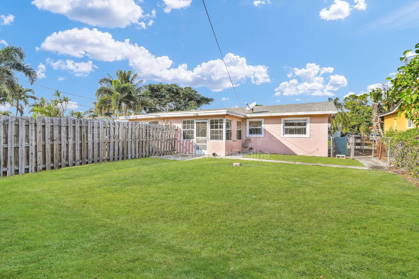 Conveniently located 2 bed/ 1 bath with Back Yard property image