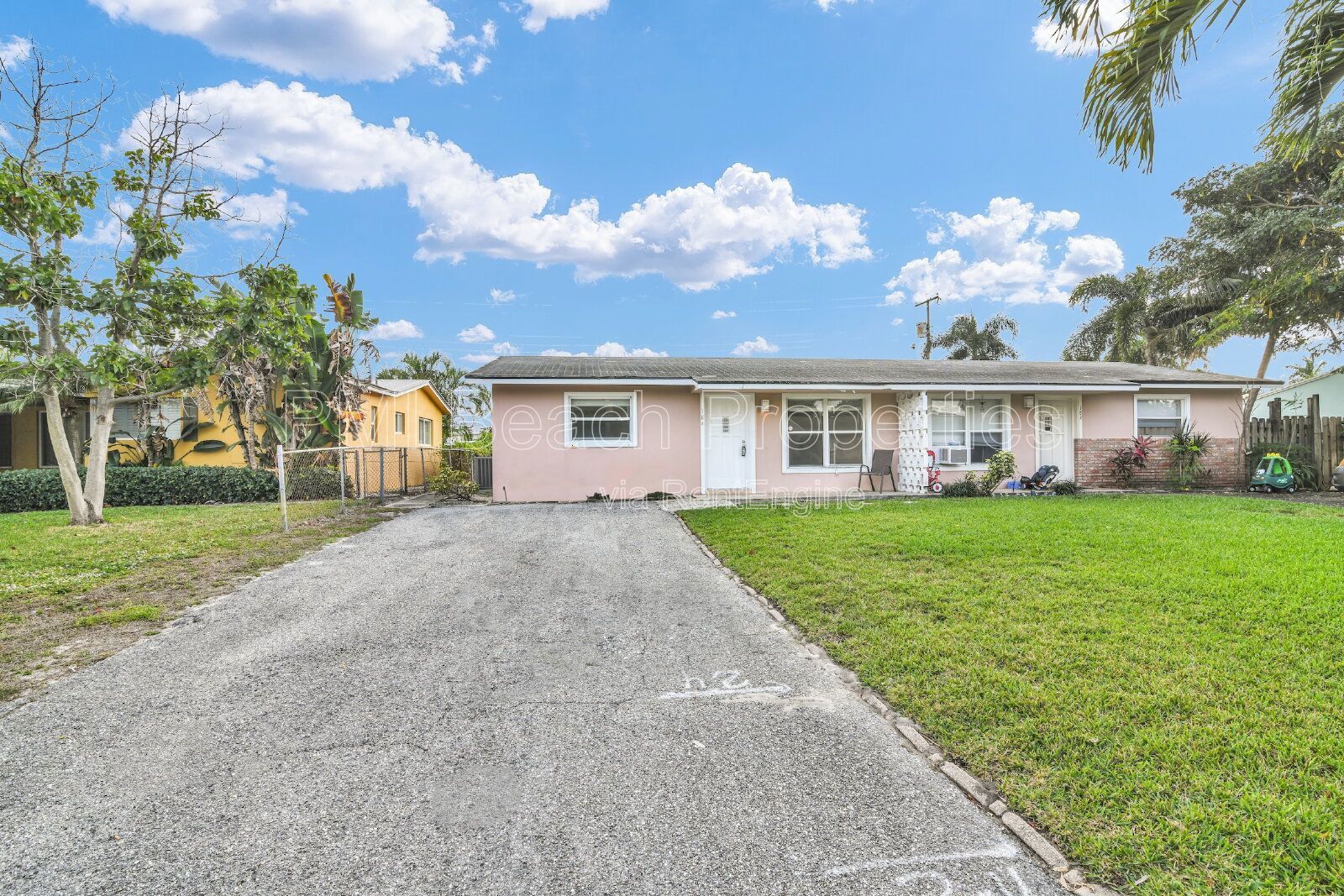 Conveniently located 2 bed/ 1 bath with Back Yard property image