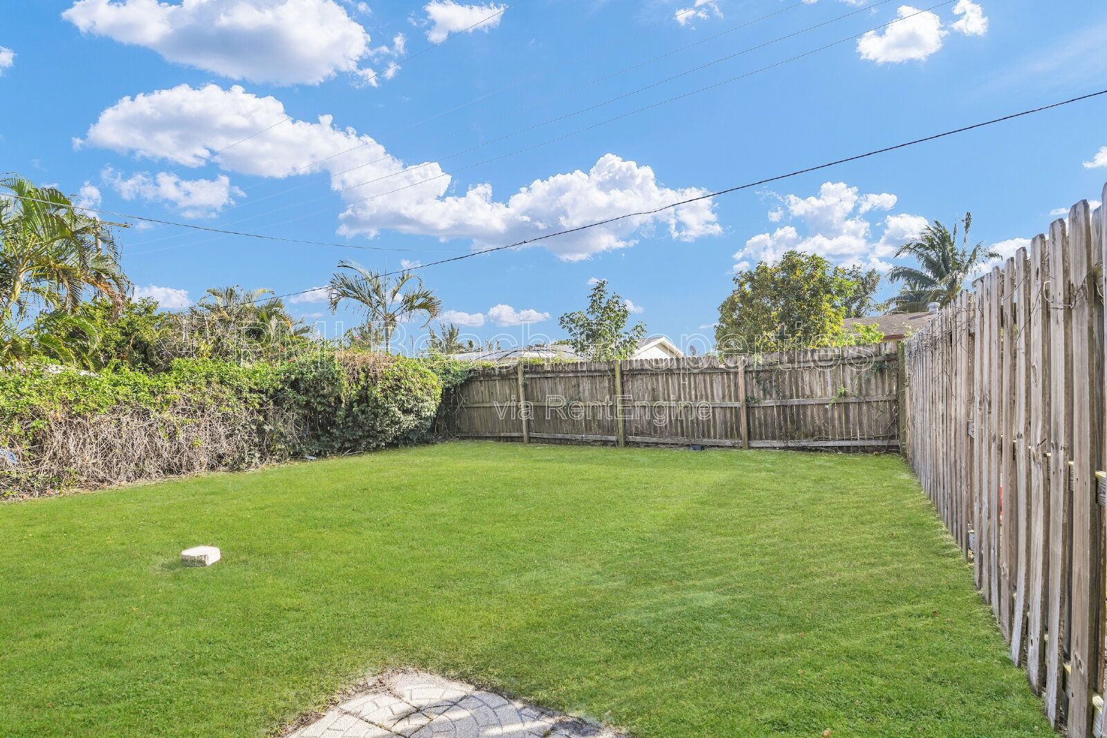 Conveniently located 2 bed/ 1 bath with Back Yard property image