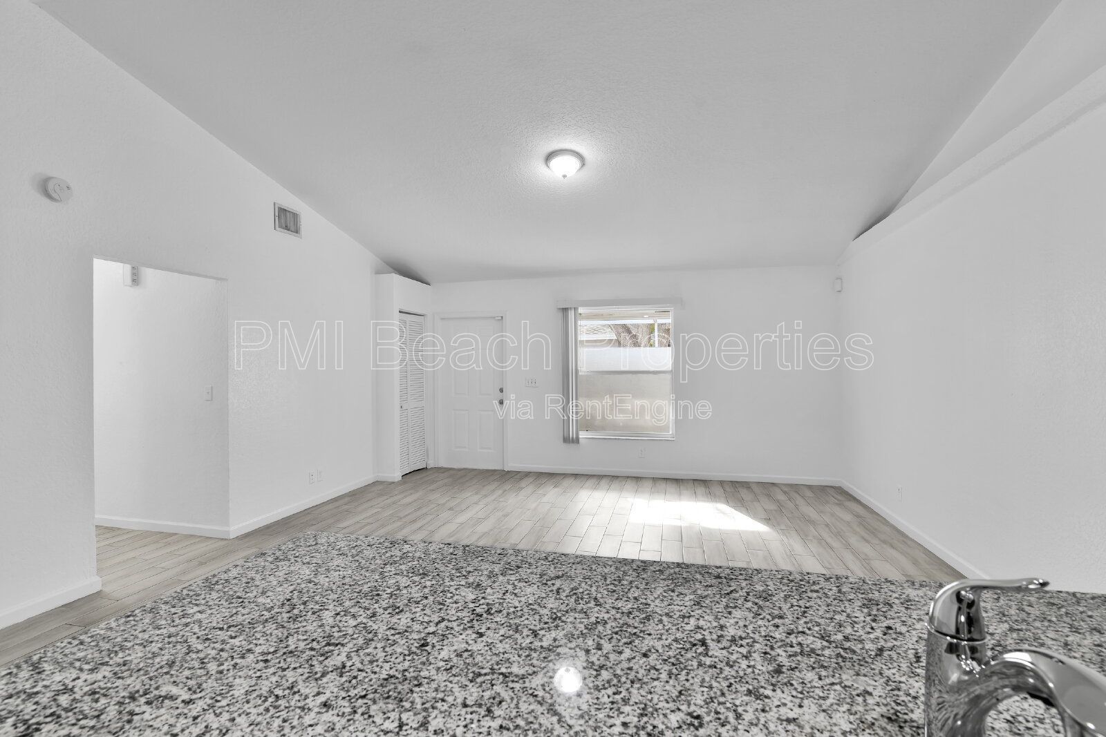 Spacious 4 Bed/ 2bathroom Townhouse in Wellington! property image