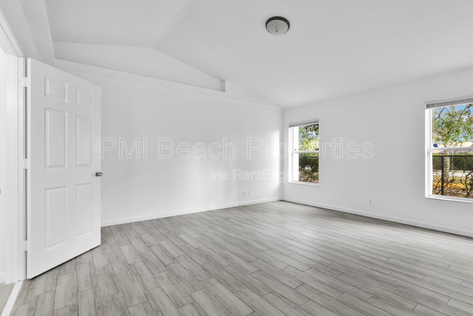 Spacious 4 Bed/ 2bathroom Townhouse in Wellington! property image