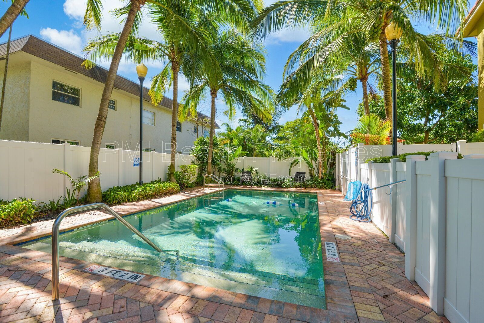 Beautifully updated & spacious Townhouse property image