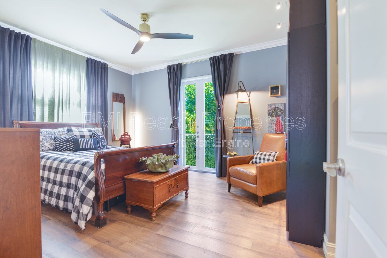 Beautifully updated & spacious Townhouse property image