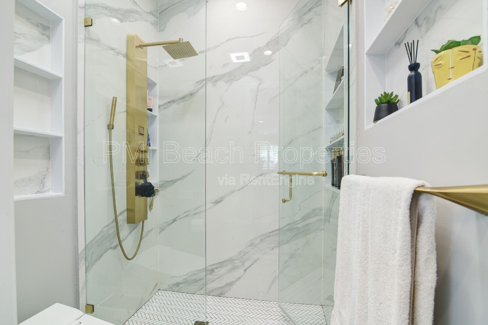 Beautifully updated & spacious Townhouse property image